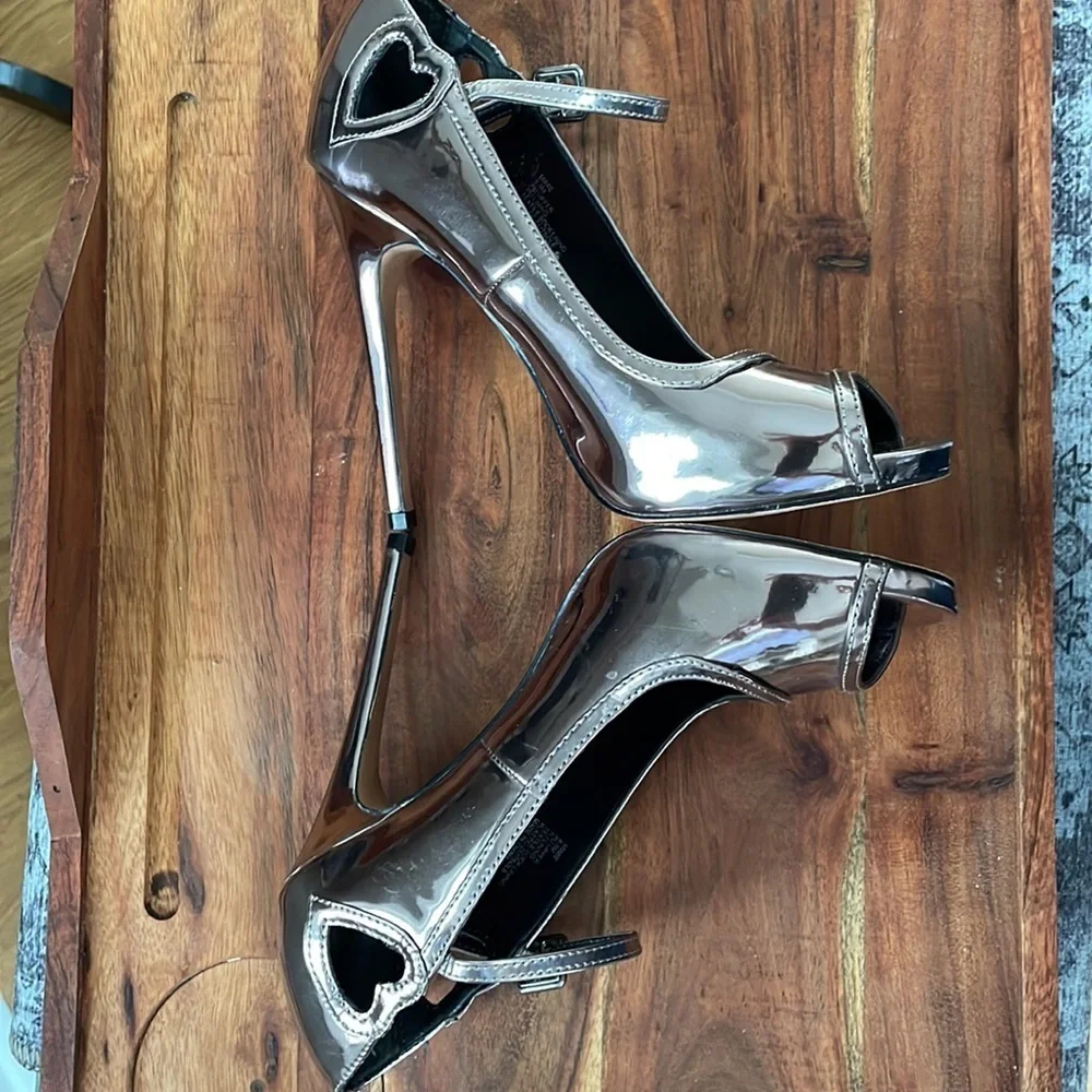 Betsey Johnson “Mimie” Heart Cutout Metallic High Heels. Excellent condition - Picture 3 of 14